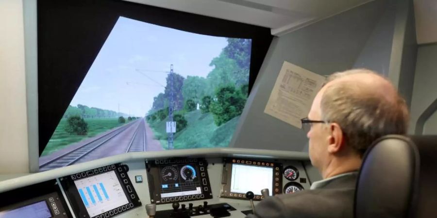 Ein Mitarbeiter der Bahn trainiert im Fahrsimulator: Bis Jahresende soll es 24.000 Neueinstellungen geben. Foto: Oliver Berg/dpa