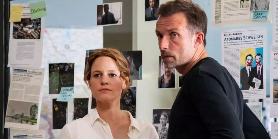 Kriminalhauptkommissarin Olga Lenski (Maria Simon) und Kriminalhauptkommissar Adam Raczek (Lucas Gregorowicz) besprechen das weitere Vorgehen. Foto: rbb/Degeto/Oliver Feist/dpa