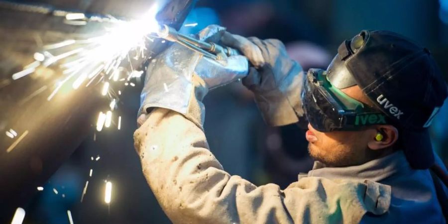 Ein Schweisser bei der Arbeit. Laut Arbeitgeberpräsident Kramer ist der Fachkräftemangel die grösste Herausforderung der Wirtschaft. Foto: Patrick Pleul/zb/dpa/Symbolbild