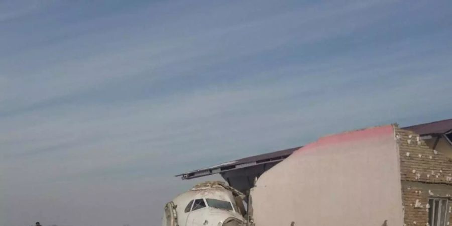Das verunglückte Flugzeug am Stadtrand von Almaty