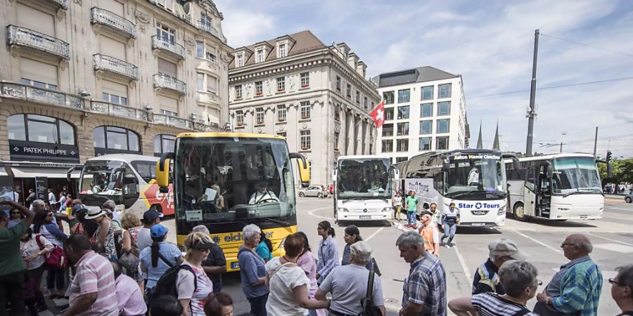 Kurz nach dem Überfall auf ein Schmuckgeschäft an dem bei Touristen beliebten Luzerner Schwanenplatz hat die Polizei sechs mutmassliche Tatbeteiligte festgenommen. (Archivbild)