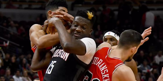 Houstons Schweizer Center Clint Capela (vorne links) im Kampf um den Ball Houstons Schweizer Center Clint Capela (vorne links) im Kampf um den Ball