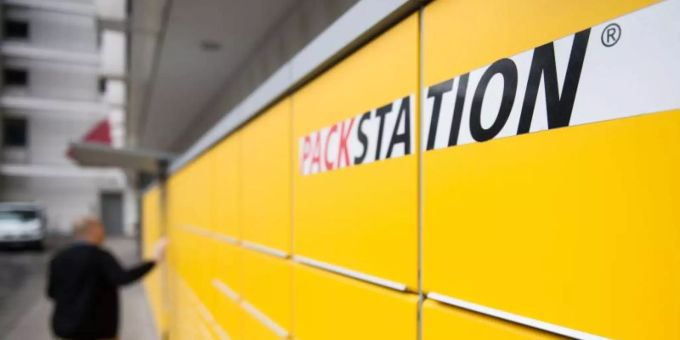Ein Mann an einer DHL-Packstation. (Symbolbild) Packstation