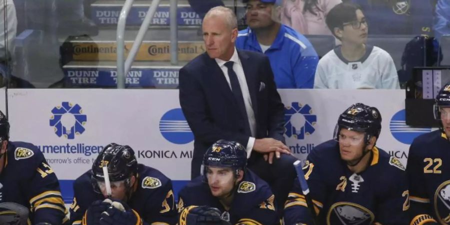 Ralph Krueger (M) steht bei den Buffalo Sabres hinter der Bande. Foto: Jeffrey T. Barnes/AP/dpa