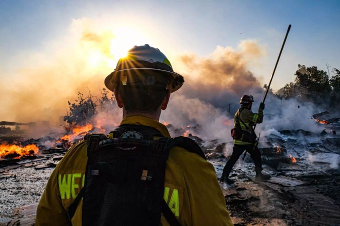 Feuerwehrmänner nähern sich dem «Easy»-Feuer, das nordwestlich von Los Angeles mehr als 6000 Gebäude bedrohte. Waldbrände in Kalifornien