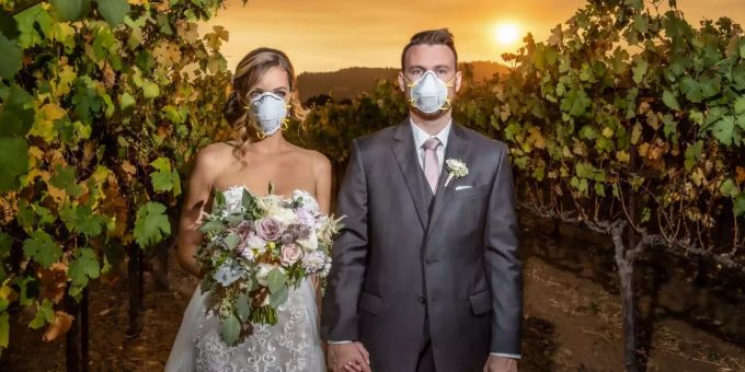 Katie and Curtis Ferland aus Chicago tragen während ihrer Hochzeitsfotos Atemmasken. Kincade Feuer Buschfeuer Kalifornien