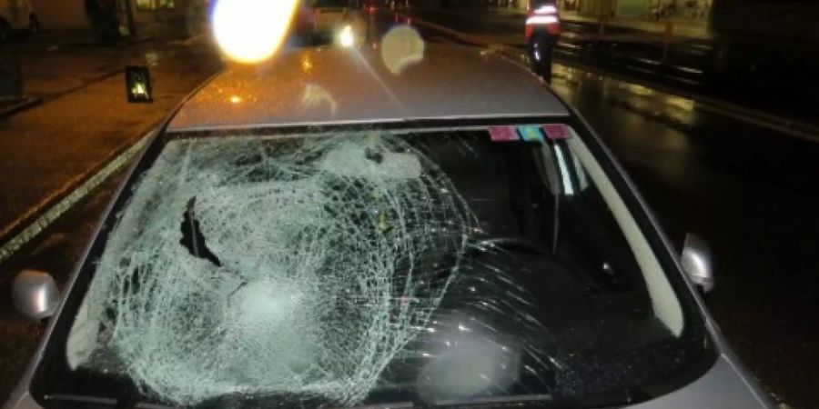 Die geborstene Frontscheibe eines Personenwagens nach einem Unfall mit einer Fussgängerin. Gerade bei der früher einbrechenden Dunkelheit steigt das Unfallrisiko für die schwächsten Verkehrsteilnehmenden stark an.