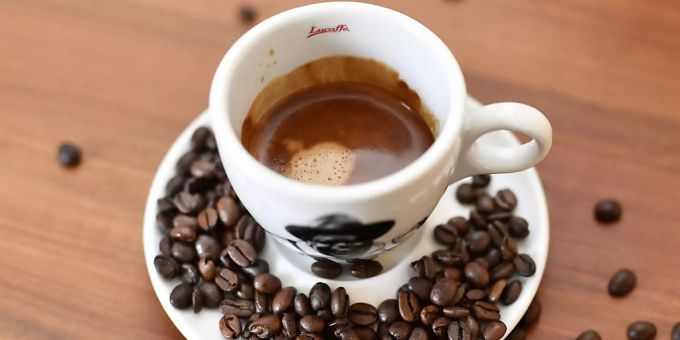 Bundesrat und Kantonsrat fordern vereinfachtes Meldeverfahren für saisonale Strassencafés. (Symbolbild). Erstmals ist der durchschnittliche Preis eines Café Crèmes im vergangenen Jahr leicht gesunken (Symbolbild).
