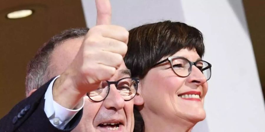 Die neue SPD-Spitze: Norbert Walter-Borjans und Saskia Esken freuen sich über das Ergebnis. Foto: Jörg Carstensen/dpa
