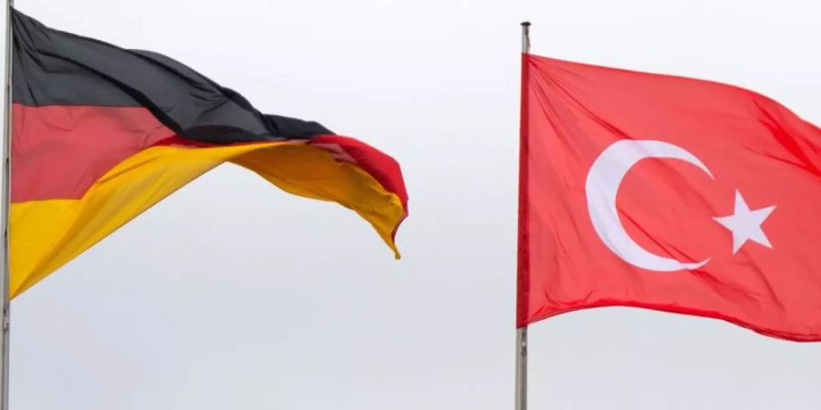 Die Flaggen von Deutschland und der Türkei wehen vor dem Bundeskanzleramt. Die Bundesregierung genehmigt weiterhin bestimmte Rüstungsexporte an Ankara. Foto: Bernd von Jutrczenka/dpa