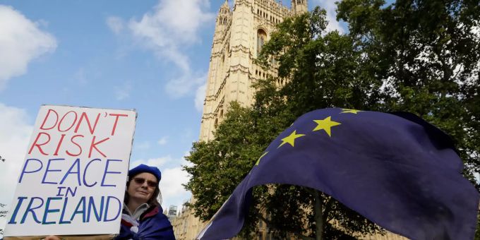 Eine Demonstrantin gegen den Brexit schwenkt eine EU-Flagge während eines Protests in der Nähe des britischen Parlaments. Brexit Taktik Boris Johnson
