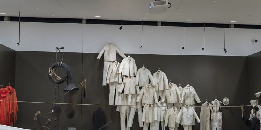 Installationsansicht der Ausstellung «Tadeusz Kantor: Ou sont les neiges d'antan» im Museum Tinguely in Basel.