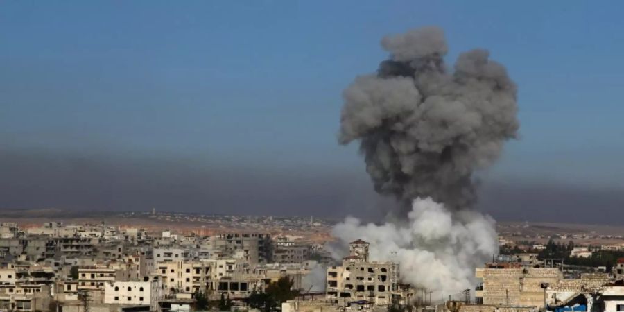 Rauch über der Stadt Maaret al-Numan in Idlib nach einem Luftangriff am Mittwoch