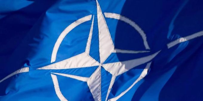 Zwei Nato-Mitarbeitende wurden wegen Verdachts auf Korruption festgenommen. Nato Flagge