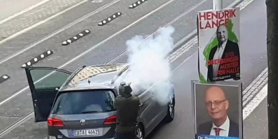 Das Videostandbild zeigt die Schüsse von Halle. Foto: ATV-Studio/AP/dpa