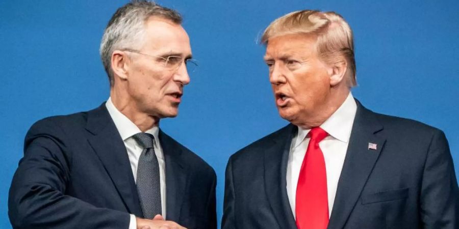 Nato-Generalsekretär Stoltenberg und US-Präsident Trump beim Gipfel in Grossbritannien. Foto: Michael Kappeler/dpa