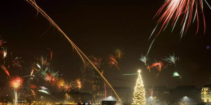 Silvesterraketen erleuchten den Himmel über der Binnenalster in Hamburg. Foto: Angelika Warmuth/dpa/Archiv Silvesterraketen erleuchten den Himmel über der Binnenalster in Hamburg. Foto: Angelika Warmuth/dpa/Archiv