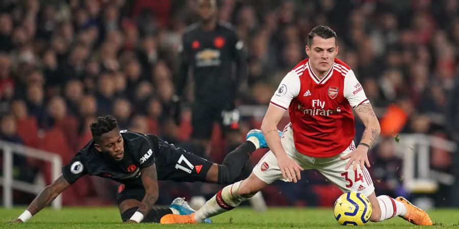 01.01.2020, Grossbritannien, London: Fussball: Premier League, England, FC Arsenal - Manchester United, 21. Spieltag im Emirates Stadium. Fred (l) von Manchester United und  Granit Xhaka von Arsenal kämpfen um den Ball. Foto: John Walton/PA Wire/dpa +++ dpa-Bildfunk +++