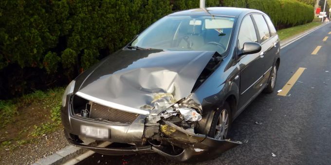 Die beiden Autofahrer mussten ins Spital gebracht werden. Die beiden Autofahrer mussten ins Spital gebracht werden.