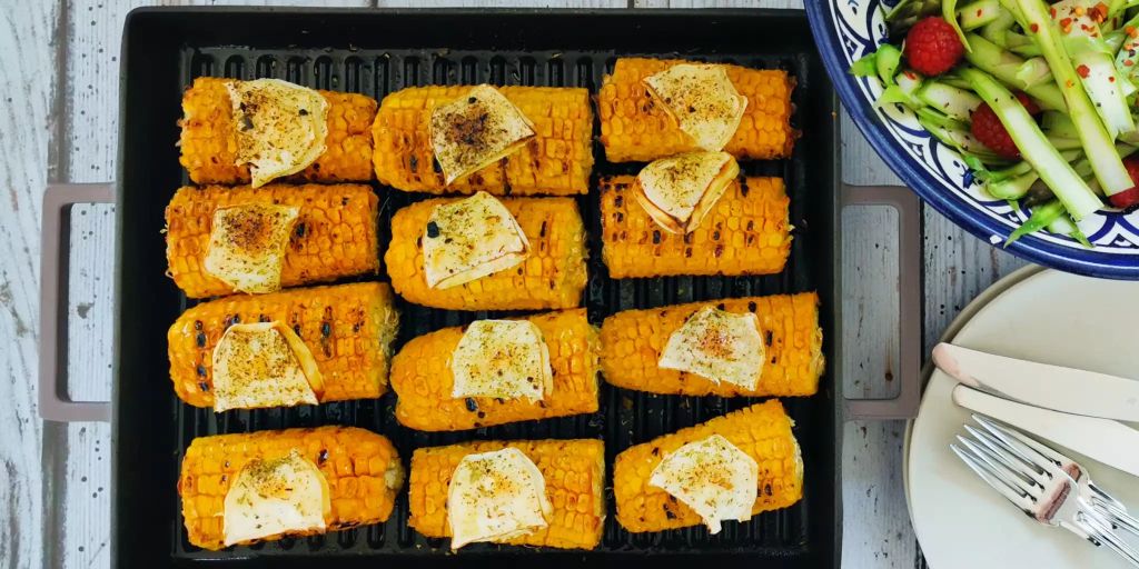 Maiskolben vom Grill mit Käse