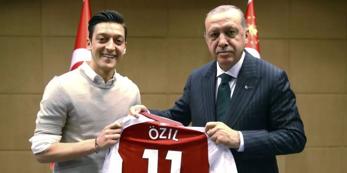 Dieses Foto sorgte für Aufsehen: Ein Treffen zwischen Mesut Özil und Türkei-Präsident Erdogan im Mai 2018. Mesut Özil