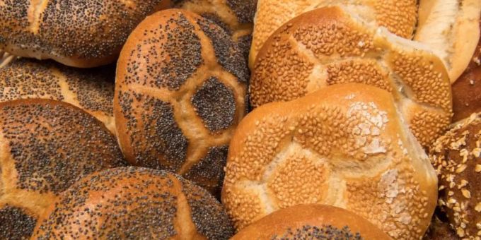 Karlsruhe - Bäckereicafés dürfen den ganzen Sonntag Brötchen verkaufen