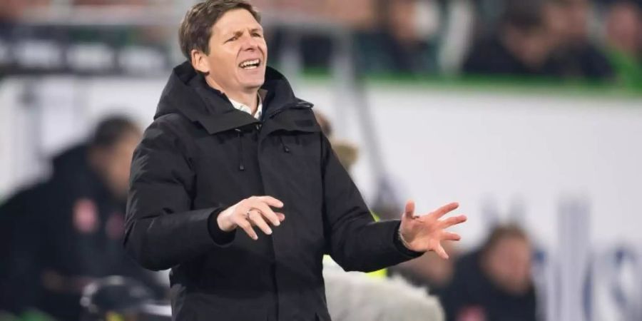 Wolfsburgs Trainer Oliver Glasner gestikuliert am Spielfeldrand. Foto: Swen Pförtner