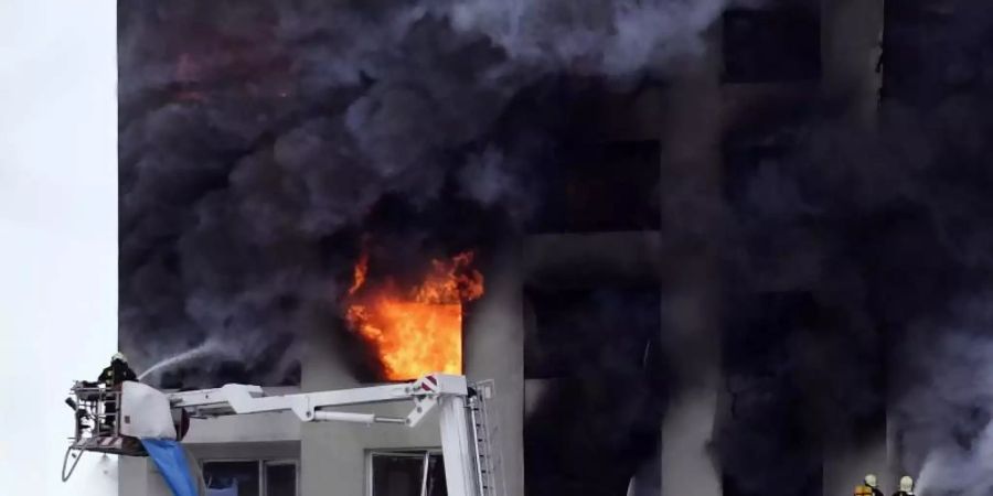 Nach einer Gasexplosion war in einem Hochhaus im slowakischen Presov ein Brand ausgebrochen. Foto: Frantisek Ivan/TASR/dpa