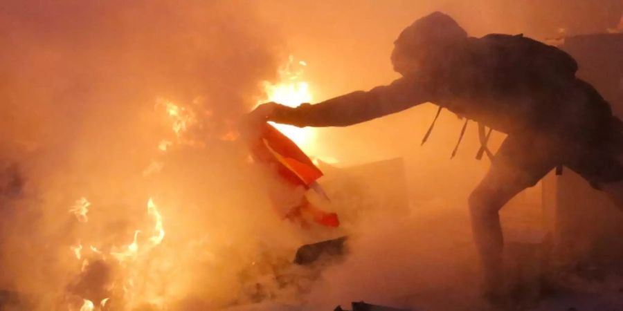 Demonstranten in Barcelona verbrennen spanische Flagge