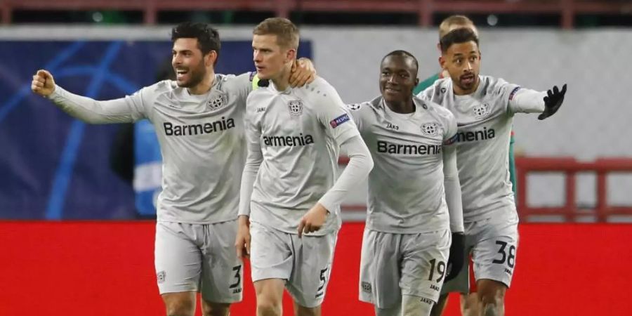 Leverkusen darf auch dank Sven Bender (2.v.l) im Europapokal überwintern. Foto: Alexander Zemlianichenko/AP/dpa