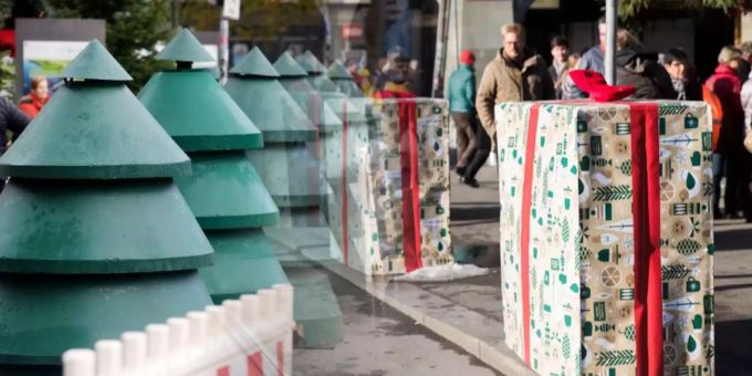In Essen DE schützen Beton-Tannen den Weihnachtsmarkt, in Bern in Geschenkpapier eingepackte Poller. Weihnachtsmarkt
