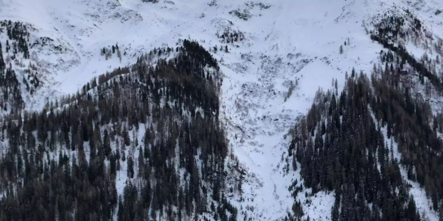 Schnee liegt an einem Hang im Verwallgebirge. Bei dem Lawinenabgang in Tirol in Österreich ist ein Mann aus Deutschland gestorben. Foto: Zeitungsfoto.At/Daniel Liebl/APA/dpa