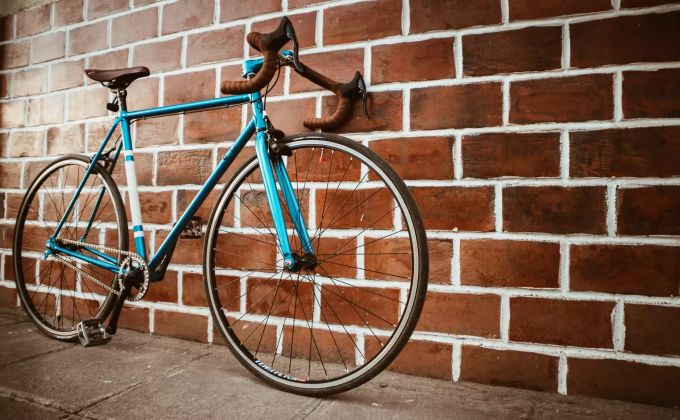 Nach der Reinigung glänzt das Velo wieder. Ein Fahrrad