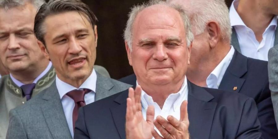 Niko Kovac (l), Trainer des FC Bayern München und Uli Hoeness, scheidender Präsident des FC Bayern München. Foto: Peter Kneffel/dpa