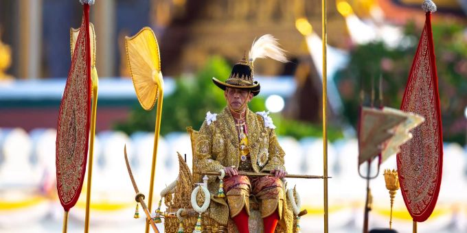 König Maha Vajiralongkorn, Rama X. lässt sich nicht länger von seiner Geliebten auf der Nase rumtanzen. Thailands König Maha Vajiralongkorn