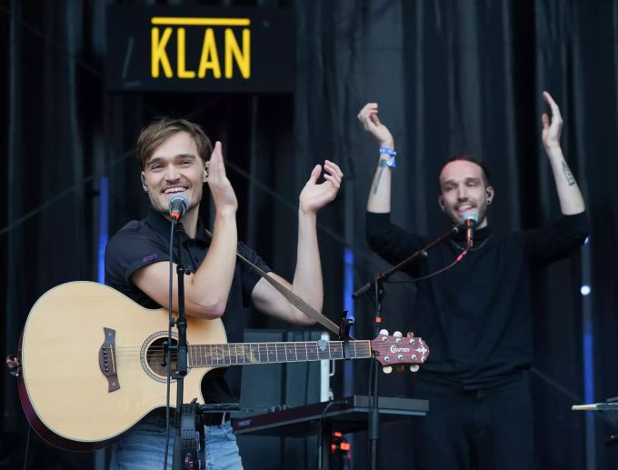 Die Band «KLAN» spielt auf der Bühne auf dem Marktplatz beim Solidaritätskonzert. solidaritätskonzert halle