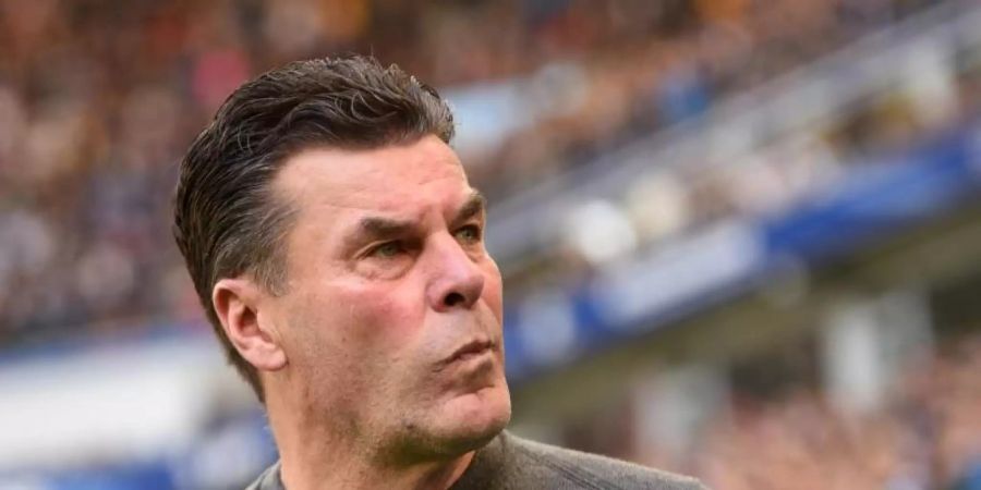 Dieter Hecking fremdelt mit der Welt. Foto: Daniel Bockwoldt/dpa