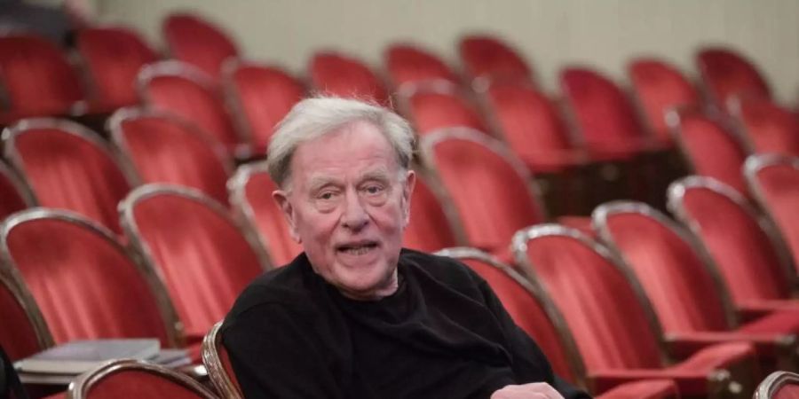 Claus Peymann will vielleicht dabei sein, «wenn Handke den Thron der Weltliteratur besteigt». Foto: Lisi Niesner/EPA/dpa