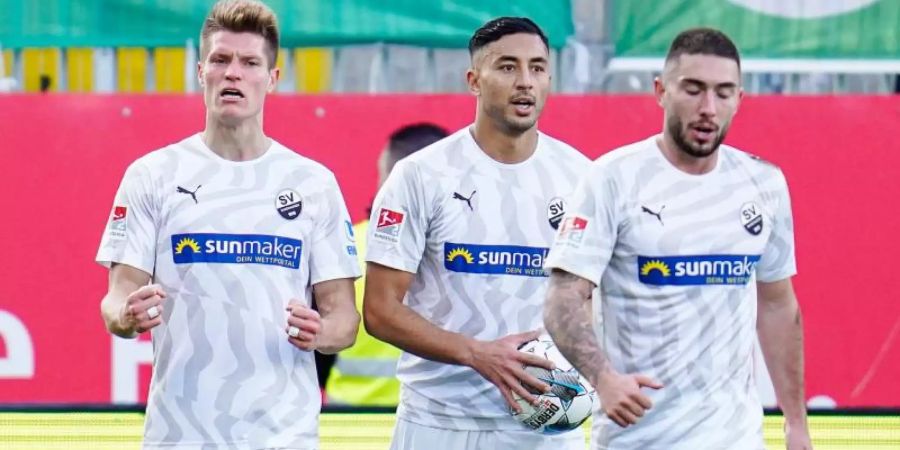 Sandhausens Spieler Kevin Behrens (l-r), Aziz Bouhaddouz und Marlon Frey feiern einen Treffer gegen Fürth. Foto: Uwe Anspach/dpa