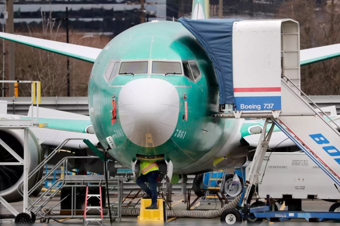Boeing Produktionsstopp: Ein Arbeiter inspiziert eine Boeing 737 MAX. Boeing Produktionsstopp