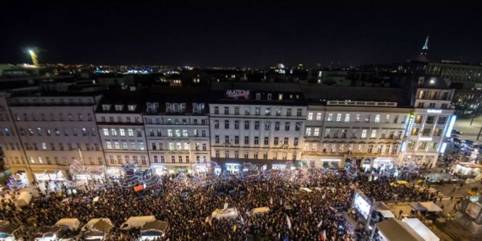 Prag - Rund zehntausend Tschechen fordern Rücktritt von Regierungschef Babis