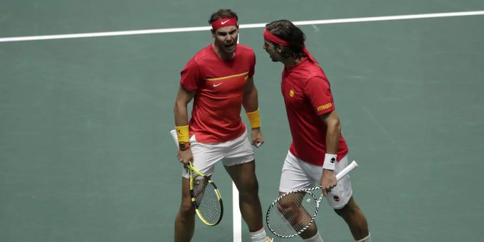 Rafael Nadal und Feliciano Lopez feiern einen Punkt gegen das britische Team. Spanien Davis Cup