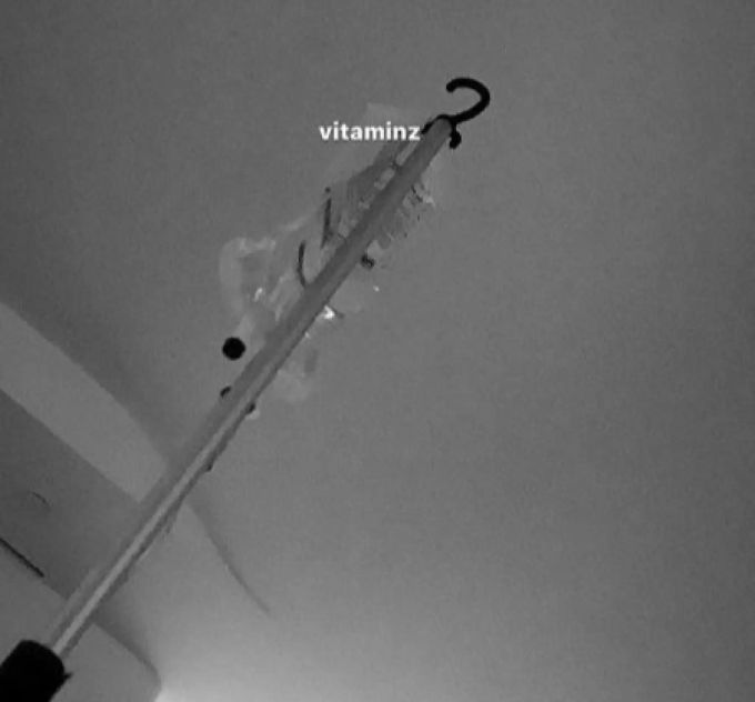 Ein Arzt hat Ariana Grande mit Infusionen versorgt. Ariana Grande