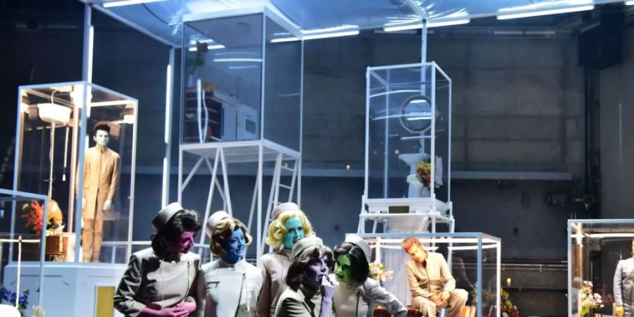 Abgesang auf die Paarbeziehung: Szenenbild von der Uraufführung von Sybille Bergs Liebesuntergangs-Farce «In den Gärten oder Lysistrata Teil 2»