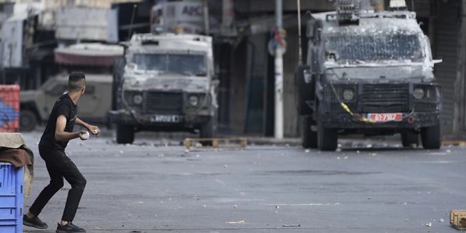 Palästinenser stossen mit israelischen Sicherheitskräften während einer militärischen Razzia zusammen. Bei einem Militäreinsatz Israels in der Stadt Nablus im besetzten Westjordanland sind zwei bewaffnete Palästinenser getötet worden. Westjordanland Militäreinsatz tote Kämpfer