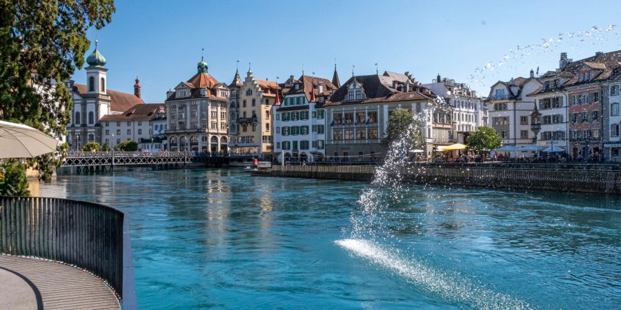 Ausblick vom Mühlenplatz auf die Reuss in der Stadt Luzern.