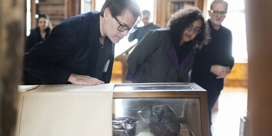 Der St. Galler Theatermacher Milo Rau im November 2022 vor der Mumie «Schepenese», die nun in der St. Galler Stiftsbibliothek ausgestellt bleibt. (Archivbild)