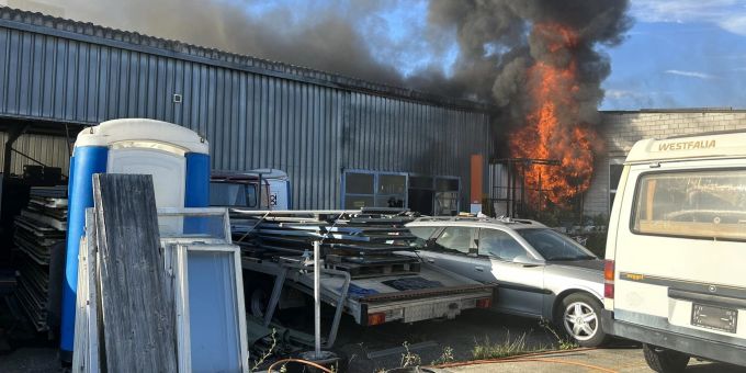 Flammen und Rauch dringen aus der Werkstatt in Schlieren ZH. Brand Schlieren Werkstatt