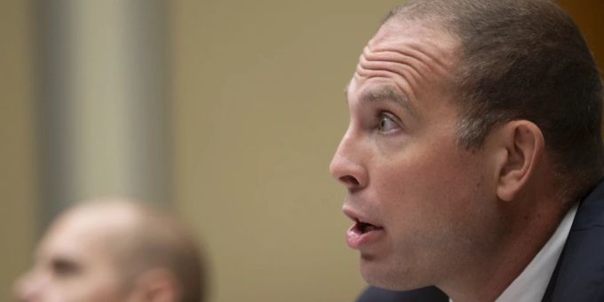Der Ex-US-Geheimdienstler David Grusch behauptet, die USA habe UFOs und Aliens gefunden – und daran geforscht. Aliens