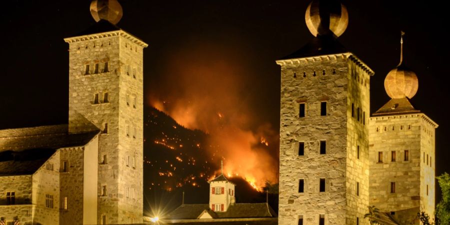 Die Feuerwehr steht noch immer im Einsatz, um Glutnester zu bekämpfen.